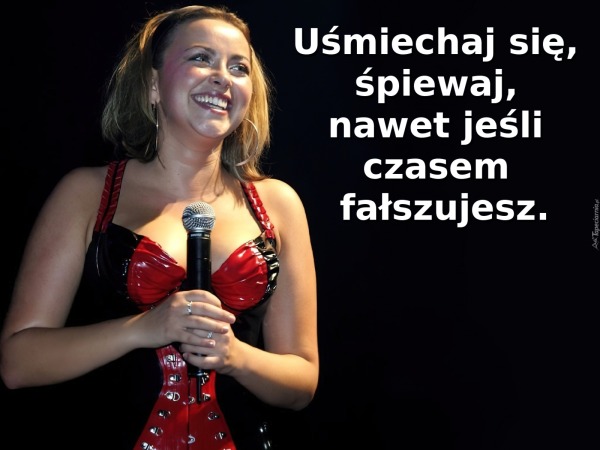 Uśmiechaj się, śpiewaj, nawet jeśli czasem fałszujesz