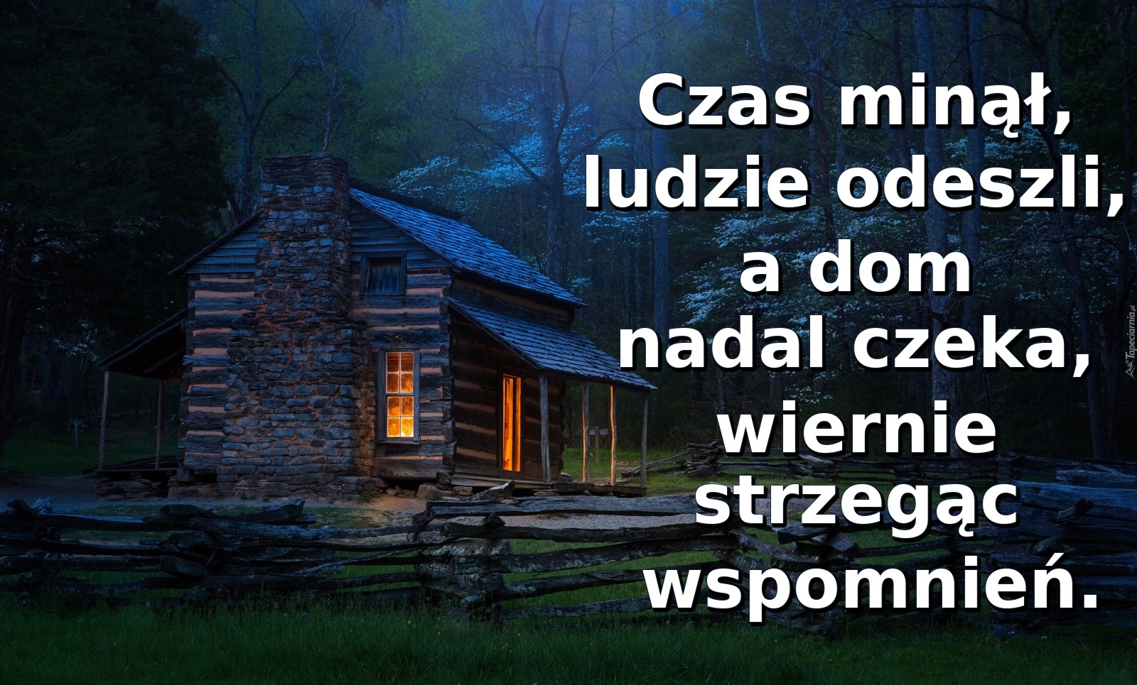 Czas minął, ludzie odeszli, a dom nadal czeka, wiernie strzegąc wspomnień