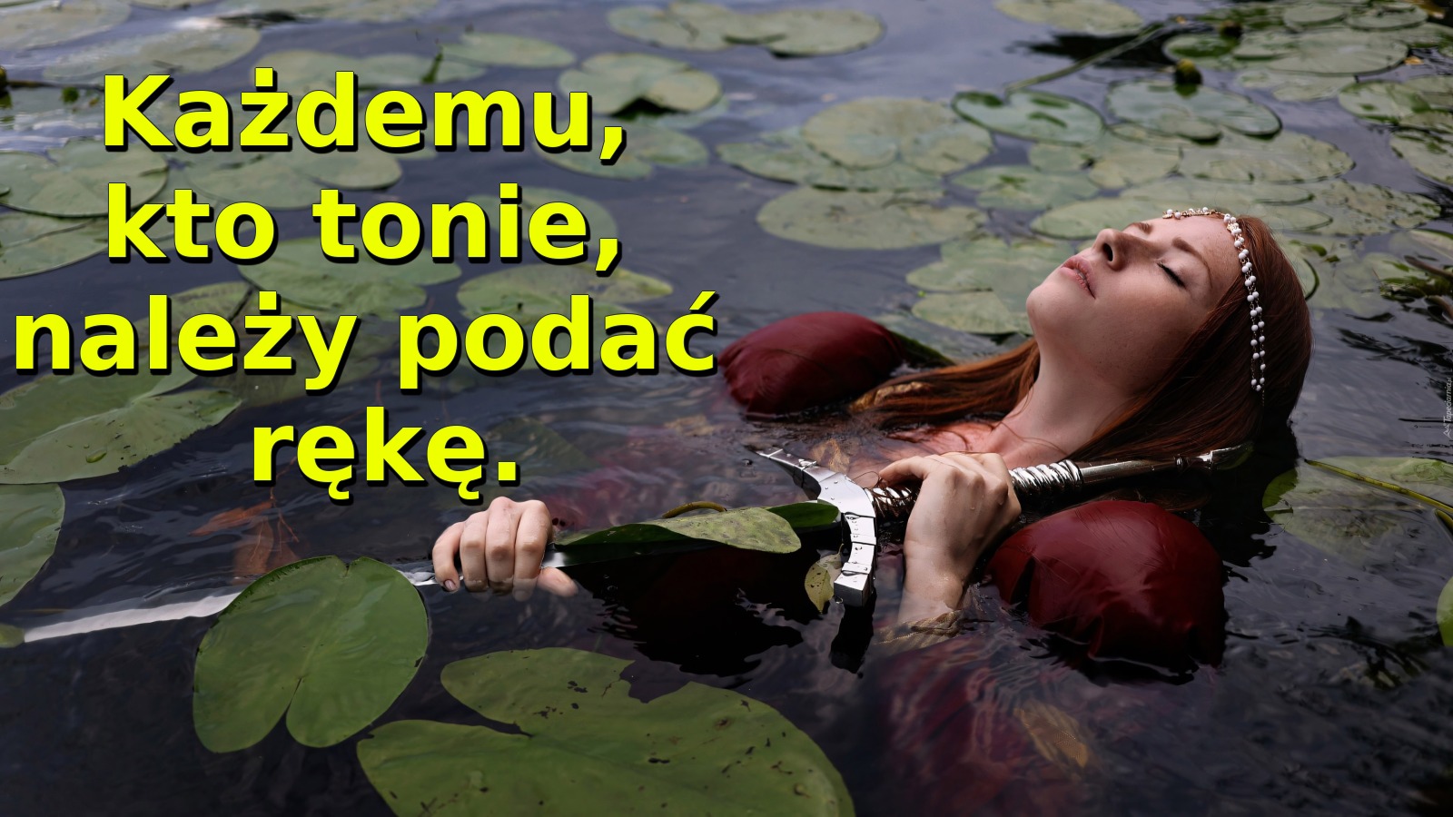 Każdemu, kto tonie, należy podać rękę